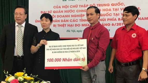 Trung Quốc ủng hộ Việt Nam gần 4 tỷ đồng khắc phục hậu quả mưa lũ - 1 Các tổ chức của Trung Quốc ủng hộ nhân dân các tỉnh miền Bắc Việt Nam chịu thiệt hại do mưa lũ vừa qua
