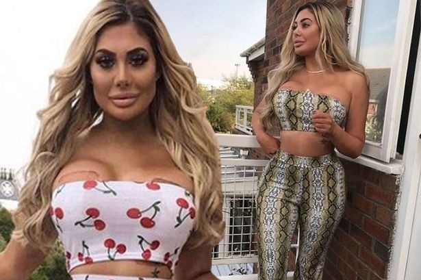Choáng váng với quần xuyên thấu của Chloe Ferry - 5
Chloe Ferry vừa mới chỉnh ngực...