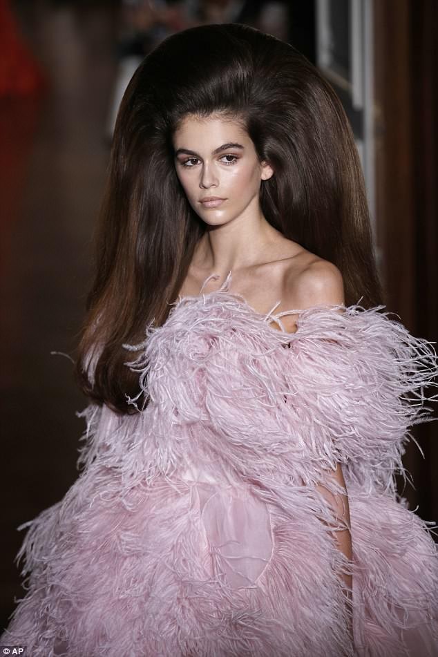 Con gái Cindy Crawford là vơ đét trong show thời trang - 2
Người mẫu 16 tuổi đảm nhiệm vai trò vơ đét trong show diễn của Valentino