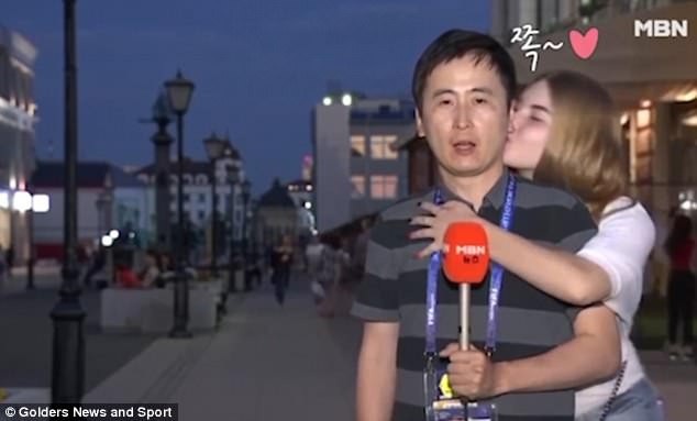 Phóng viên nam bật cười khi bất ngờ bị hai nữ du khách "cưỡng hôn" - 1 Đang dẫn trực tiếp trên sóng truyền hình, nam phóng viên người Hàn bất ngờ bị nữ du khách lạ mặt tới cưỡng hôn