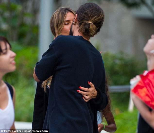 Bồ trẻ kém 17 tuổi hôn Heidi Klum say đắm - 4
Cặp đôi vừa công khai xuất hiện bên nhau tại 1 sự kiện ở LHP Cannes vừa qua