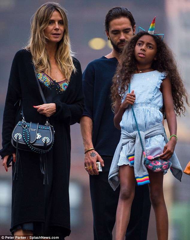 Bồ trẻ kém 17 tuổi hôn Heidi Klum say đắm - 5
Heidi Klum đưa cả con gái Lou đi chơi cùng bạn trai Tom Kaulitz