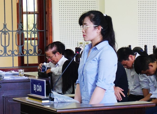 Hot girl ngân hàng chiếm đoạt 50 tỷ đồng từng xin đi giám định tâm thần - 1 Bị cáo Nguyễn Thị Lam trong phiên xử sáng ngày 5/7