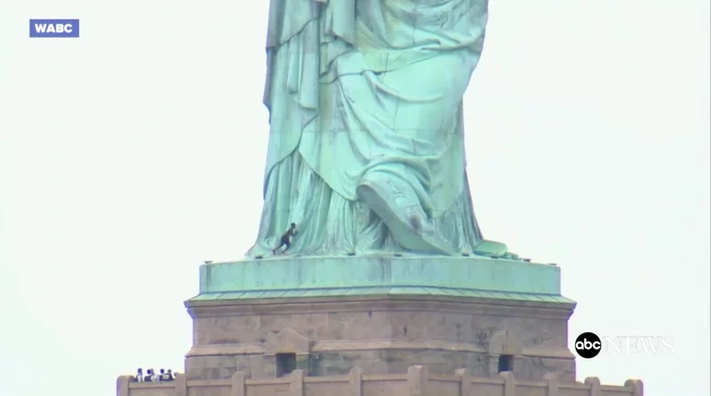 New York náo loạn vì người phụ nữ leo tượng Nữ thần Tự do - 1
Người phụ nữ leo lên tượng Nữ thần Tự do. (Ảnh: ABC News)
