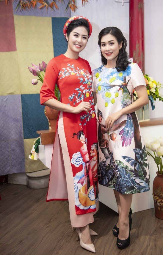 Tiết lộ những người bạn thân “sắc nước hương trời” của Hoa hậu Ngọc Hân - 8 Diễn viên Hà Hương (vai Nguyệt phim Phía trước là bầu trời) cũng rất yêu quý Ngọc Hân. Vì ưu ái đàn em nên cô từng phá lệ, lần đầu đưa hai con lên sân khấu trình diễn áo dài của Ngọc Hân.