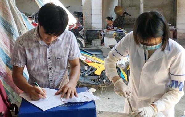 Cán bộ Trung tâm YTDP huyện Lộc Hà lấy mẫu nuốt tại chợ Eo (Ích Hậu) để kiểm nghiệm ATVSTP