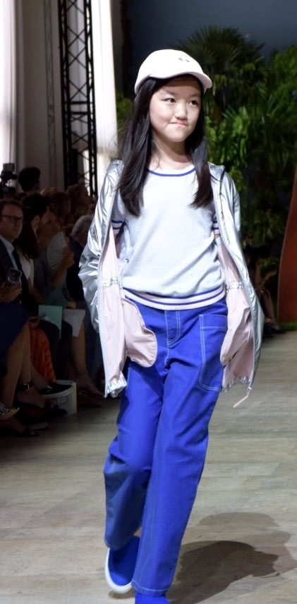 Con gái Vương Phi tự tin sải bước trên sàn diễn thời trang - 1
Li Wei là con gái của Lý Á Bằng và Vương Phi. Cô bé chào đời với dị tật môi bẩm sinh và được cha mẹ đưa sang Mỹ phẫu thuật vào năm 2006. Dù vết sẹo trên môi của Li Wei khá rõ nhưng cô bé không vì thế mà mặc cảm, luôn vui sống và tự tin.