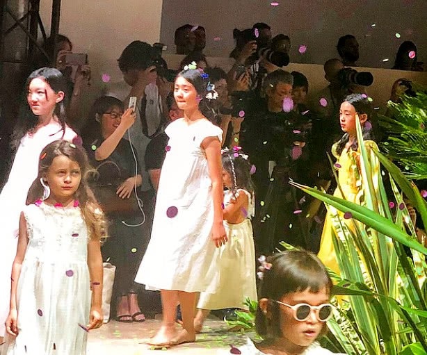 Con gái Vương Phi tự tin sải bước trên sàn diễn thời trang - 12 Con gái Vương Phi tự tin sải bước trên sàn diễn thời trang - 12