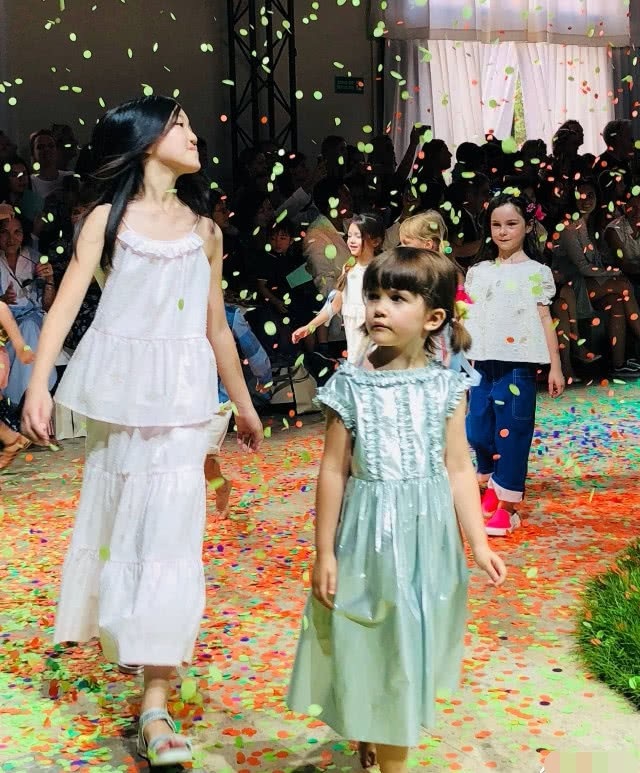 Con gái Vương Phi tự tin sải bước trên sàn diễn thời trang - 6
Vương Phi có một người chị gái cùng mẹ khác cha.