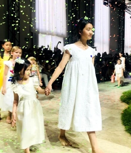 Con gái Vương Phi tự tin sải bước trên sàn diễn thời trang - 9 Con gái Vương Phi tự tin sải bước trên sàn diễn thời trang - 9
