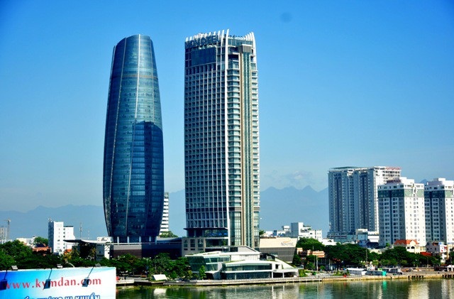 Cận cảnh dự án bến du thuyền của Vũ “nhôm” trước đề nghị thu hồi - 1
Sở hữu vị trí đắc địa bậc nhất tại TP Đà Nẵng và được đánh giá là công trình có kiến trúc đẹp, dự án khu dịch vụ du lịch nhà hàng - cafe - bar và bến du thuyền do Công ty TNHH I.V.C của ông ông Phan Văn Anh Vũ (Vũ nhôm) đã hoàn thiện phần xây dựng từ giữa năm 2017, nhưng tới nay chưa được sử dụng.