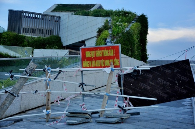 Cận cảnh dự án bến du thuyền của Vũ “nhôm” trước đề nghị thu hồi - 9
Biển cảnh báo, hàng rào tạm được đặt các lối đi vào công trình.