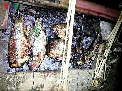 Tây Bắc mùa nước đổ, du lịch ở đâu? - 6 Món cá suối nướng của đồng bào Thái vừa giòn vừa thơm.