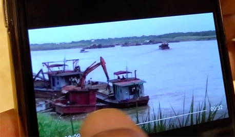Tàu của Cục CSGT xuất hiện trong clip cát tặc lộng hành - 1 Tàu Thủy đoàn 1 thuộc Cục CSGT xuất hiện trong clip cát tặc lộng hành (ảnh: Quang Phong)