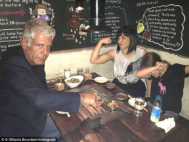 Ẩm thực gia Anthony Bourdain ra đi chỉ để lại 1,2 triệu USD - 3 Một bữa ăn đoàn tụ của ông Anthony và vợ con hồi năm 2016. Việc thường xuyên di chuyển khiến ông phải rất cố gắng mới có thể cân đối thời gian để ở bên con gái.