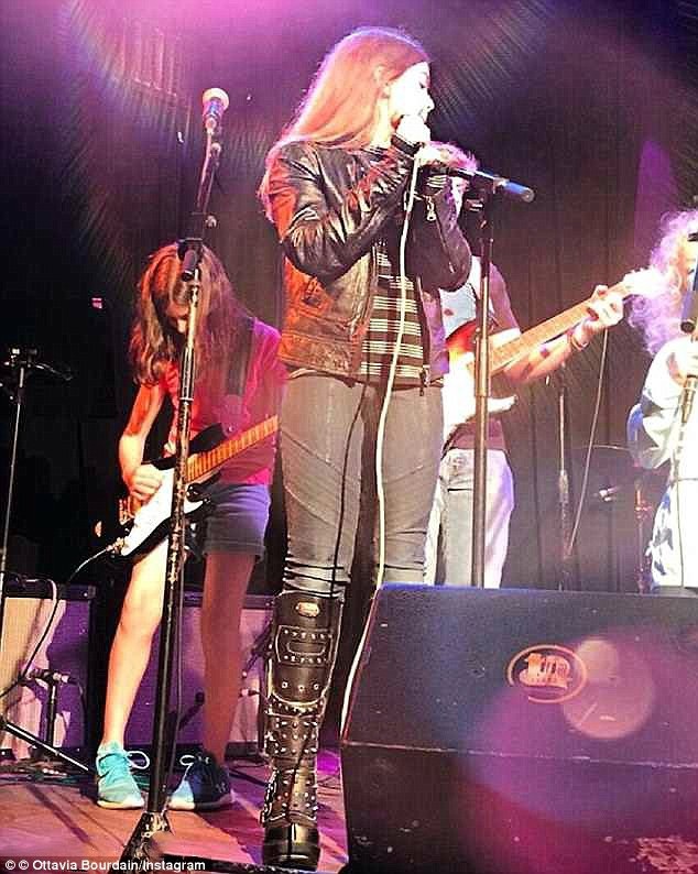 Ẩm thực gia Anthony Bourdain ra đi chỉ để lại 1,2 triệu USD - 5 Vài ngày sau khi cha qua đời, cô con gái của Anthony có lịch biểu diễn văn nghệ ở trường, cô bé đã có mặt để hoàn tất tiết mục, cô đi đôi “boot” mà cha đã mua tặng để cảm thấy có thêm động lực. Bức ảnh đã được mẹ của cô bé đăng tải lên mạng xã hội với lời nhắn: “Con gái nhỏ của chúng ta có buổi biểu diễn. Con bé thật mạnh mẽ và dũng cảm. Con đã đi đôi boot mà anh từng mua tặng”.