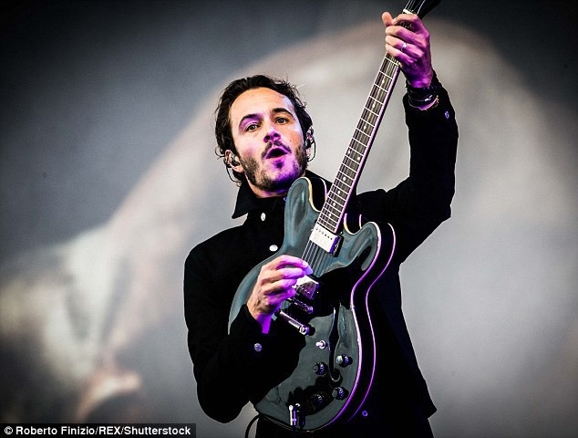 Ca sĩ “tuyệt vọng” vì giờ diễn trùng giờ bóng đá World Cup - 1 Nam ca sĩ hát chính của nhóm nhạc rock Editors (Anh) - Tom Smith