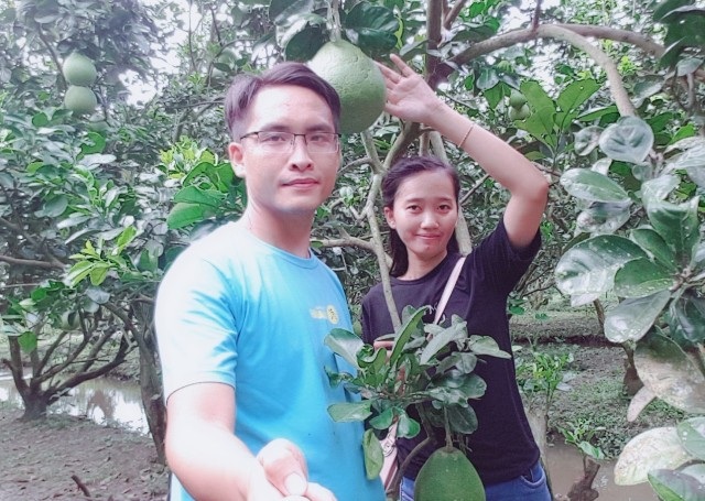 Ấm và Trang tại vườn bưởi của người thân.