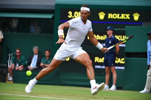Wimbledon: Nadal, Djokovic song hành qua vòng hai - 2
Nadal khá vất vả ở vòng hai Wimbledon