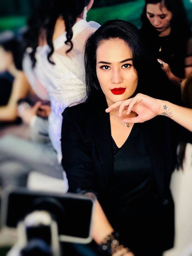 Chụp ảnh selfie giữa trời mưa, cô gái bị dân mạng chế giễu - 5