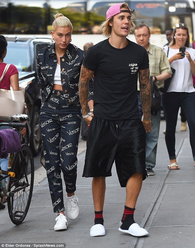 
Hailey Baldwin và bạn trai Justin Bieber nắm tay nhau đi ăn trưa tại New York ngày 4/7 vừa qua
