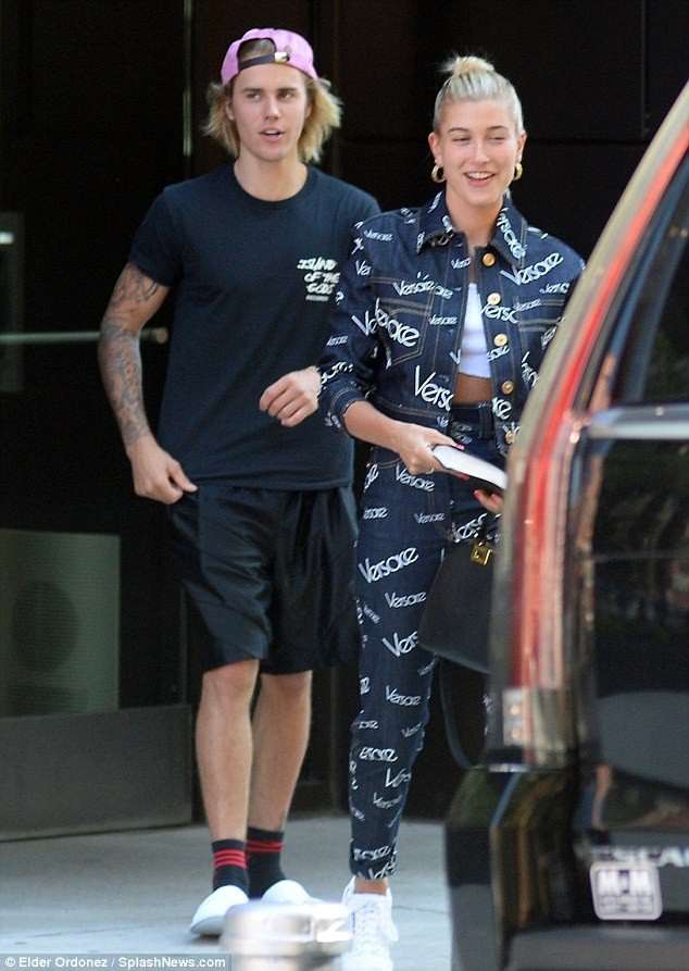 
Chân dài xinh đẹp diện set đồ giá gần 3000 USD rất sành điệu
