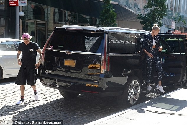 
Cặp đôi dính lấy nhau như hình với bóng những ngày gần đây
