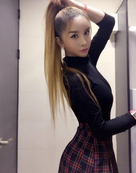 Mỹ nhân chuyển giới hàng đầu xứ Hàn tái xuất - 4
Harisu khoe những hình ảnh trẻ trung như nữ sinh trên trang cá nhân.