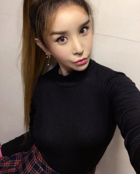 Mỹ nhân chuyển giới hàng đầu xứ Hàn tái xuất - 3
Harisu hiện đã 41 tuổi nhưng vẫn sở hữu vẻ ngoài trẻ trung, gợi cảm.