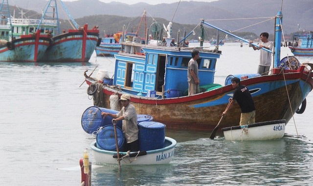 Vụ đề nghị hỗ trợ sai gần 24 tỷ đồng: “Không có dấu hiệu tiêu cực, tham nhũng” (?) - 1 Người dân huyện Vạn Ninh (Khánh Hòa) thu nhặt phao lồng bè nuôi tôm hùm bị hư hại sau bão Damrey