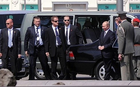 Quyền lực rộng lớn của cơ quan mật vụ bảo vệ Tổng thống Nga Putin - 1
Cảnh vệ Nga bảo vệ nhà lãnh đạo Putin trong một lần ở Vienna (Áo). Ảnh: TASS.