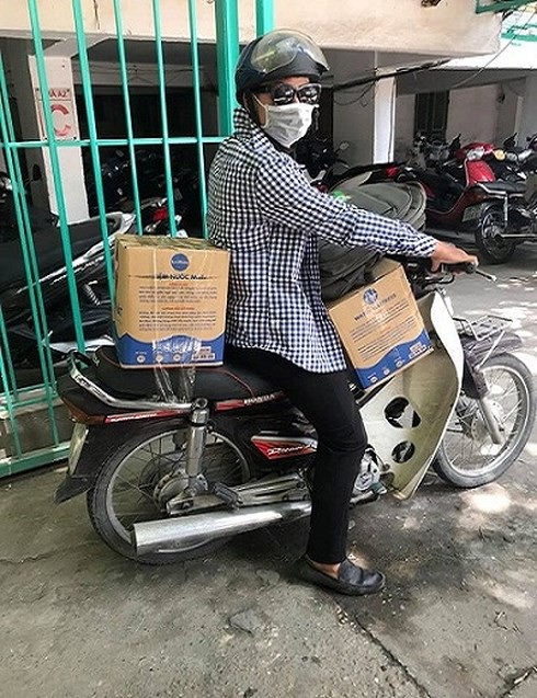 Kiếm tiền triệu mỗi ngày, shipper cũng oải vì quá tải ngày nắng nóng - 1 Ngày nắng nóng, các shipper thường xuyên bị quá tải đơn hàng