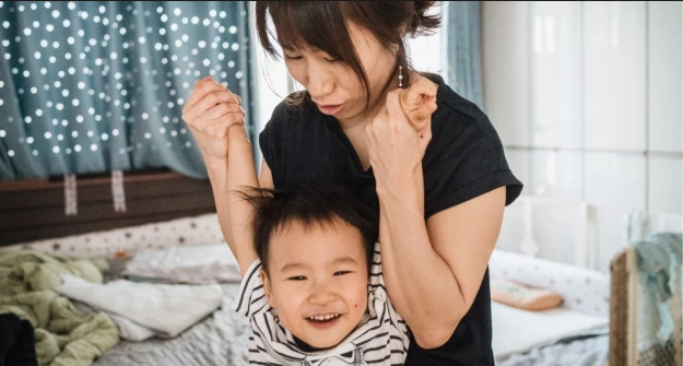 Vào bệnh viện uống hộp sữa, ngủ một giấc, viện phí gần 440 triệu đồng - 1 Jang Yeo-im chơi với con trai, Park Jeong-whan, trong phòng ngủ của gia đình họ. (Nguồn: Jun Michael Park, Vox / KHN)