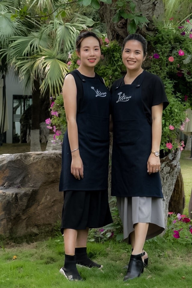 Nhà thiết kế hoa của Liti Florist đại diện Việt Nam đi thi thiết kế hoa quốc tế Singapore 2018 - 2 Theo quy định của BTC, chị Thy Nga sẽ có một Trợ lý duy nhất hỗ trợ công tác chuẩn bị tại cuộc thi