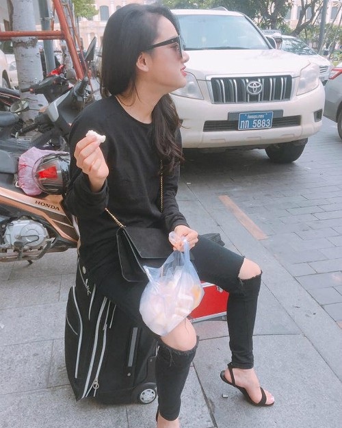 Nhã Phương diện cây đồ đen giản dị khi du lịch ở Thái Lan. Cũng trong chuyến đi này, nữ diễn viên cũng bị bắt gặp xuất hiện cùng Trường Giang tại một trung tâm thương mại của xứ sở chùa Vàng, đập tan tin đồn chia tay sau nhiều sóng gió.