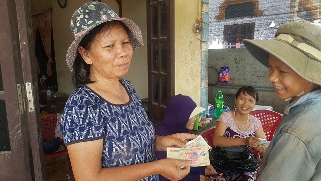Ninh Bình: Những phận đời vật vã mưu sinh dưới nắng nóng 40ºC - 5 Tiền công của 2 mẹ con cô Xuân sau một buổi sáng mò cua bắt ốc vất vả dưới cái nóng đổ lửa.
