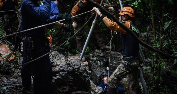 Phương án giải cứu đội bóng Thái Lan sau sự ra đi của thợ lặn - 4 Các chuyên gia và lực lượng cứu hộ tìm cách đu dây xuống một khe hở để tìm lối vào hang từ trên cao (Ảnh: Getty)