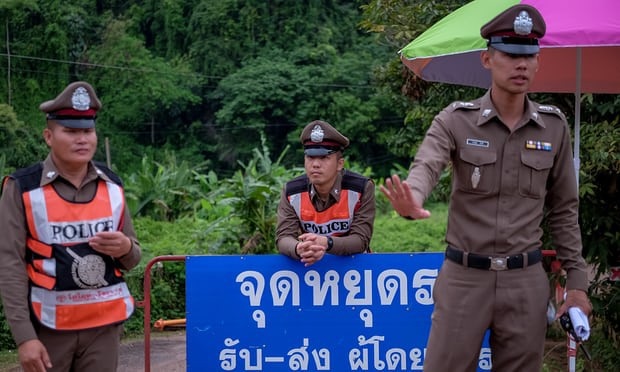 Thái Lan bắt đầu chiến dịch đưa đội bóng bị mắc kẹt ra khỏi hang - 4
Các nhà báo và những người không phận sự đã được yêu cầu rời khỏi hiện trường (Ảnh: Getty)