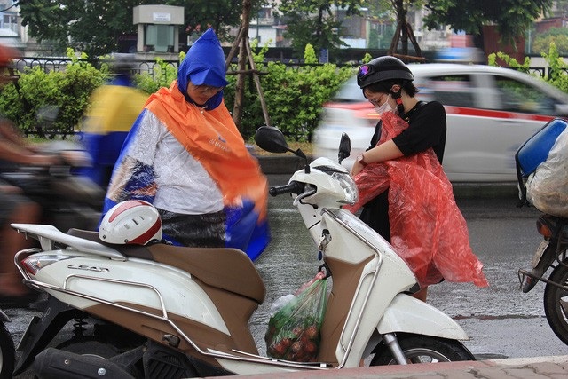 Từ chiều 6/7, một số khu vực của Thủ đô Hà Nội đã xuất hiện những cơn mưa lác đác, nhưng chừng đó là chưa đủ để làm hạ nhiệt hoàn toàn “chảo lửa” sau chuỗi ngày nắng nóng kinh hoàng. Đến sáng 7/7, trận “mưa vàng” đã đổ xuống khiến nền nhiệt độ ở Hà Nội giảm xuống rõ rệt, giúp người dân Thủ đô “hạ hỏa”. (Ảnh: Nguyễn Dương)