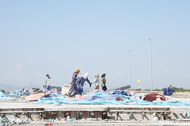 Mặc cho nắng nóng đến bỏng rát, mặt đường hệt như một chảo lửa, hàng trăm công nhân cùng các kỹ sư vẫn miệt mài trên các công trình trọng điểm đang thi công tại Quảng Ninh. Đối với họ, hoàn thành tiến độ mới là điều quan trọng nhất. (Ảnh: An Nhiên)