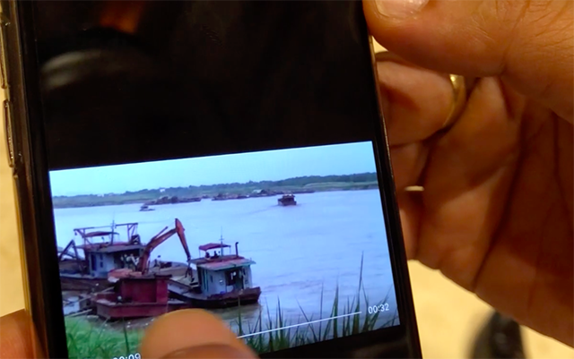 Sáng 5/7, bên lề kỳ họp HĐND, ông Nguyễn Đức Chung - Chủ tịch UBND TP Hà Nội - chủ động cho phóng viên xem đoạn clip ghi lại cảnh một số tàu đang khai thác cát lậu ngay cạnh tàu của cảnh sát đường thủy trên sông Hồng. (Ảnh: Quang Phong)
