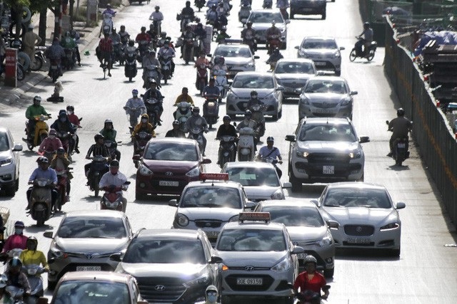 
Nắng nóng đỉnh điểm kéo dài nhiều ngày khiến người dân Hà Nội “điêu đứng”. Không ai muốn ra đường vào buổi trưa, đỗ xe đợi đèn đỏ giống như một cực hình... (Ảnh: Hữu Nghị)
