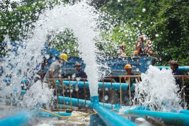 Thái Lan bắt đầu chiến dịch đưa đội bóng bị mắc kẹt ra khỏi hang - 6
Hơn 128 triệu lít nước đã được hút khỏi hang để tạo điều kiện cho chiến dịch giải cứu. (Ảnh: Getty)