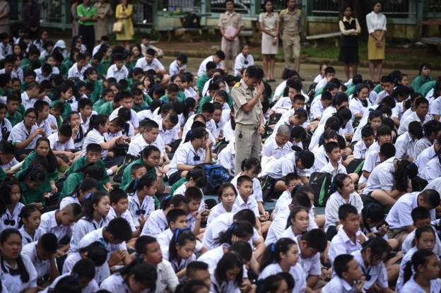 Thái Lan bắt đầu chiến dịch đưa đội bóng bị mắc kẹt ra khỏi hang - 7
Các em học sinh trường Mae Sai cầu nguyện để đội bóng được đưa ra khỏi hang an toàn. (Ảnh: Twitter)