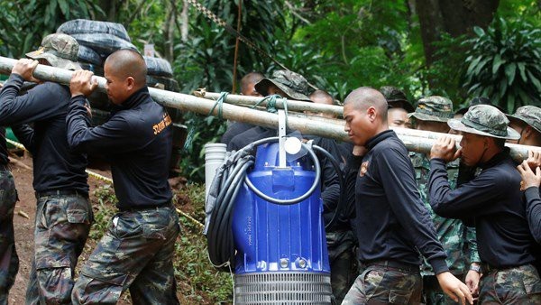Mưa đổ bộ, 220 người “chạy đua” tìm cách cứu đội bóng Thái Lan từ trên cao - 2 Đội cứu hộ tham gia chiến dịch giải cứu đội bóng Thái Lan (Ảnh: Reuters)