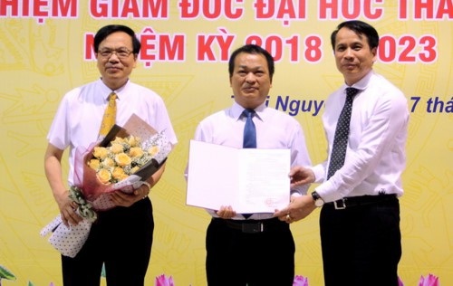 Đại học Thái Nguyên có tân Giám đốc mới - 1
Thứ trưởng Phạm Mạnh Hùng đã trao quyết định nhân sự và chúc mừng ĐH Thái Nguyên có tân Giám đốc.