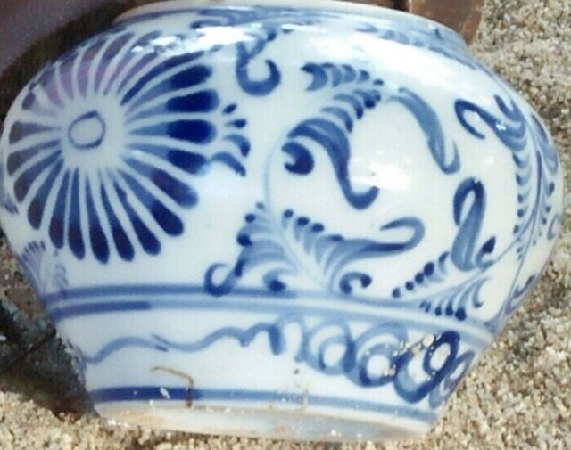 
Chiếc lọ gốm cổ mà con ốc mượn hồn gửi mình
