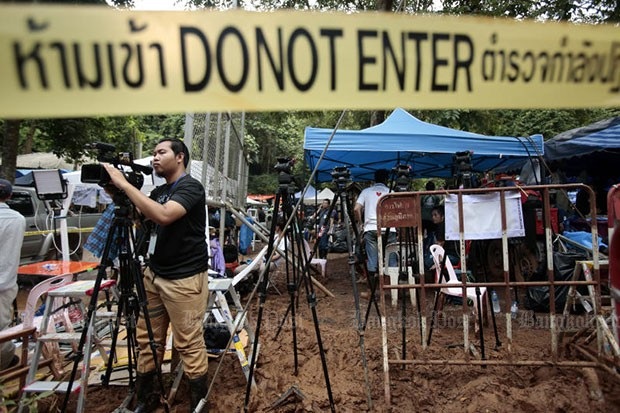 Thái Lan nín thở chờ giải cứu đội bóng - 3 Các phóng viên được yêu cầu rời khỏi cửa hang Tham Luang và lùi lại 2 km để các nhà chức trách Thái Lan chuẩn bị mặt bằng phục vụ cho chiến dịch giải cứu đội bóng. (Ảnh: Bangkok Post)