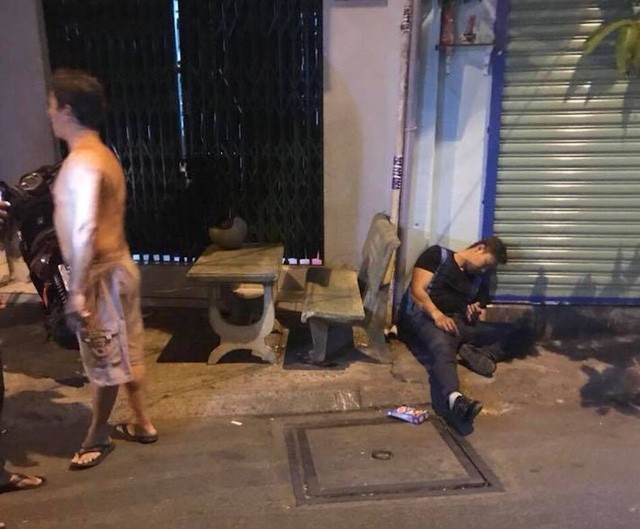 Cựu thẩm phán 70 tuổi thuê người “xử” tình trẻ - 1 Nạn nhân bị bắn gục trước cửa nhà