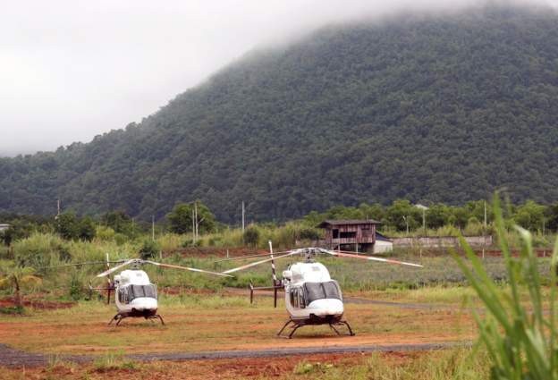Thái Lan bắt đầu chiến dịch đưa đội bóng bị mắc kẹt ra khỏi hang - 3
Trực thăng chờ sẵn bên ngoài để vận chuyển các cầu thủ tới bệnh viện gần nhất sau khi ra khỏi hang. (Ảnh: EPA)